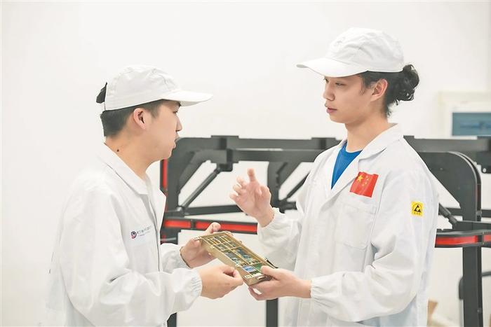 “小衛(wèi)星班”學(xué)生參與小衛(wèi)星創(chuàng)新設(shè)計(jì)項(xiàng)目。圖片由哈爾濱工業(yè)大學(xué)航天學(xué)院提供