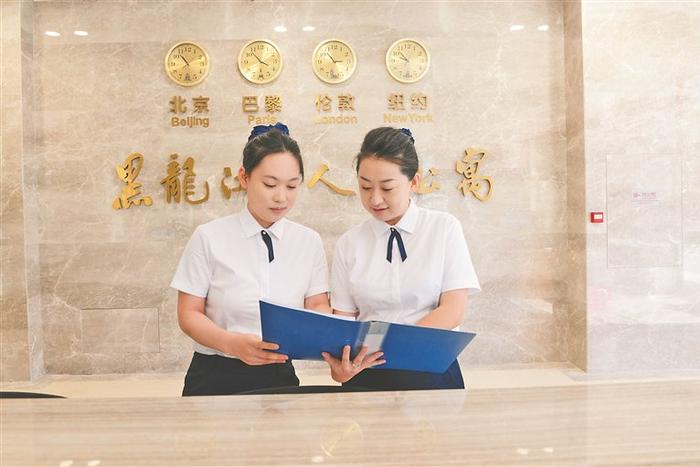 黑龍江省人才公寓一樓接待人員。本報(bào)記者 王振紅攝